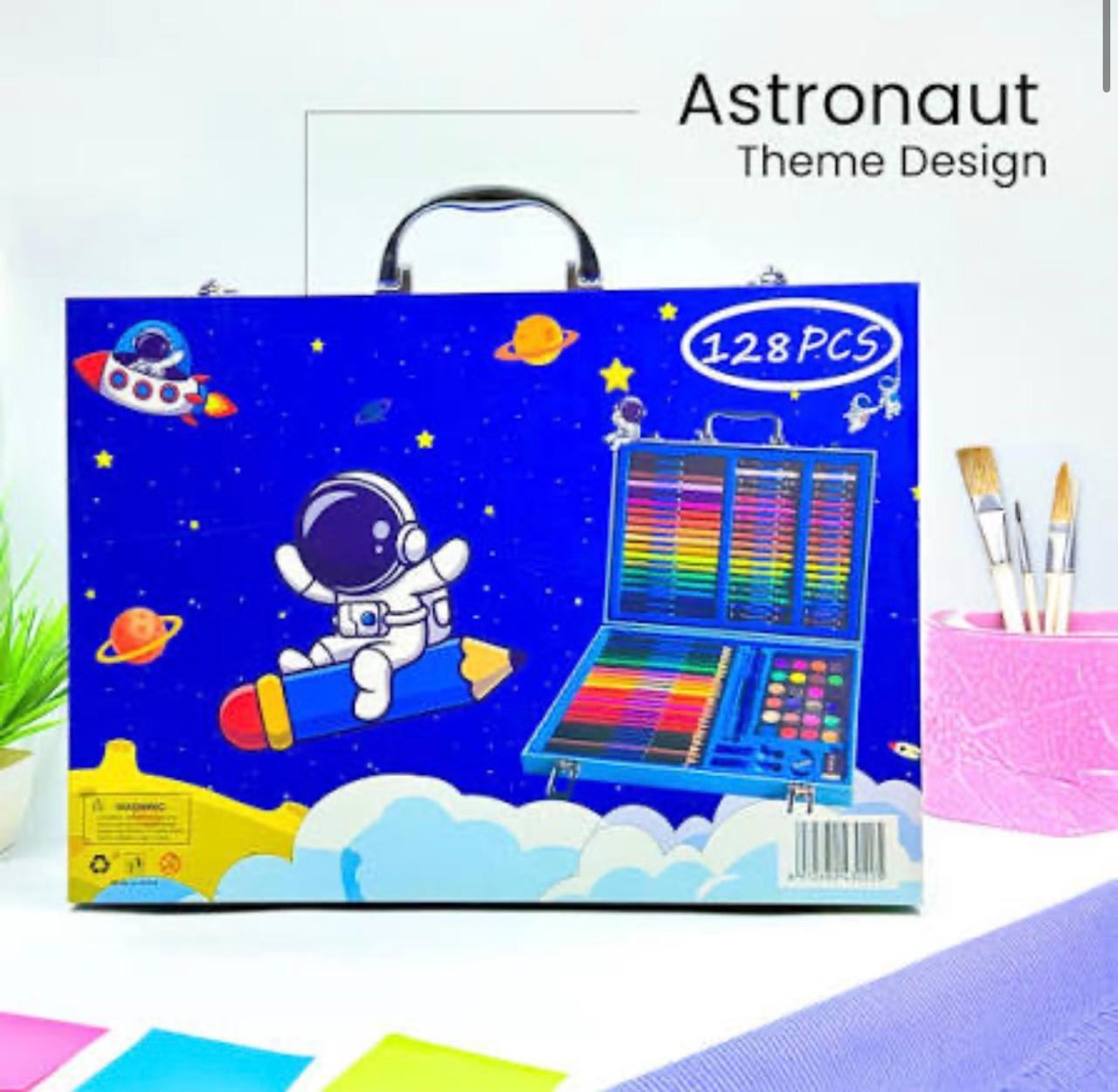 Mallette de dessin bleue sur le thème "Astronaut Theme Design". On y voit un astronaute sur un crayon géant dans l'espace. Le logo "128PCS" est visible ainsi qu'un aperçu du contenu intérieur multicolore