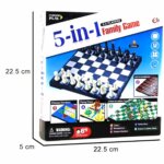Boîte du jeu « 5-in-1 Family Game » pour 2 à 4 joueurs, comprenant échecs, backgammon, dames chinoises, jeu de l’oie (Snakes & Ladders) et flying chess, avec dimensions indiquées 22,5 × 22,5 × 5 cm.