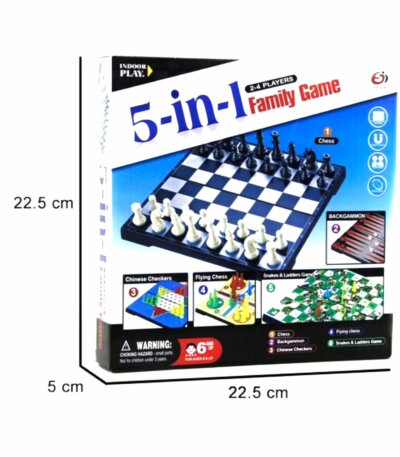 Boîte du jeu « 5-in-1 Family Game » pour 2 à 4 joueurs, comprenant échecs, backgammon, dames chinoises, jeu de l’oie (Snakes & Ladders) et flying chess, avec dimensions indiquées 22,5 × 22,5 × 5 cm.