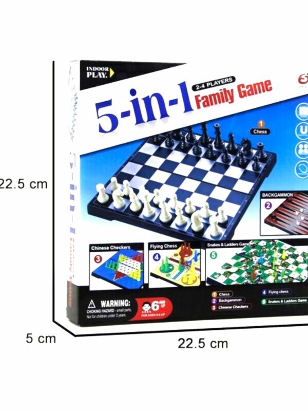 Boîte du jeu « 5-in-1 Family Game » pour 2 à 4 joueurs, comprenant échecs, backgammon, dames chinoises, jeu de l’oie (Snakes & Ladders) et flying chess, avec dimensions indiquées 22,5 × 22,5 × 5 cm.