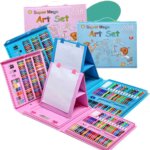 Mallette de dessin "Super Mega Art Set" de 208 pièces, couleur rose, ouverte avec un chevalet intégré et divers outils de coloriage (feutres, crayons, pastels)