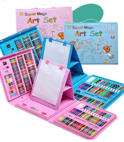 Mallette de dessin "Super Mega Art Set" de 208 pièces, couleur rose, ouverte avec un chevalet intégré et divers outils de coloriage (feutres, crayons, pastels)