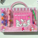 Il contient également des tampons décoratifs pour personnaliser les créations