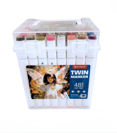 "Coffret de 48 marqueurs à alcool Art Walker Twin Marker présentés dans une boîte de rangement en plastique transparent avec poignée. L'étiquette montre une illustration de style manga et les bouchons colorés des feutres indiquent les différentes nuances disponibles."