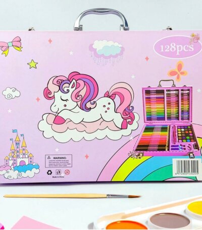 Emballage d'un kit de dessin rose illustrant une licorne couchée sur un nuage avec un arc-en-ciel et un château en arrière-plan. Le macaron "128pcs" est situé en haut à droite. Une vignette montre le coffret ouvert avec ses nombreux rangements de crayons et de peintures.