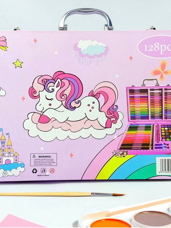 Emballage d'un kit de dessin rose illustrant une licorne couchée sur un nuage avec un arc-en-ciel et un château en arrière-plan. Le macaron "128pcs" est situé en haut à droite. Une vignette montre le coffret ouvert avec ses nombreux rangements de crayons et de peintures.
