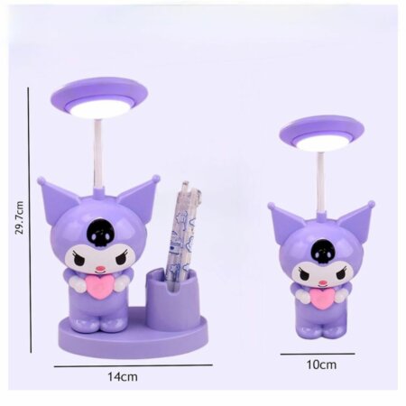 Cette lampe de bureau LED Kuromi est un accessoire 3-en-1 compact et multifonctionnel [1, 4]. Elle se compose d'une lampe articulée, d'un porte-stylos et d'un taille-crayon intégré