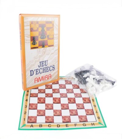 Ce produit est le Jeu d'échecs Amira, un ensemble stratégique classique comprenant un tapis de jeu et des pions
