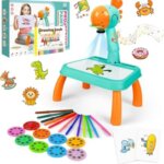 Table de dessin projecteur enfant vert et orange en forme de canard avec feutres, disques d’images et cahier de coloriage.