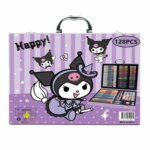 Une mallette de coloriage violette à l'effigie du personnage Kuromi de Sanrio, décorée de motifs à rayures et d'illustrations de Kuromi dans différentes poses. Le coffret contient 128 pièces de matériel de dessin et de peinture.
