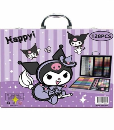 Une mallette de coloriage violette à l'effigie du personnage Kuromi de Sanrio, décorée de motifs à rayures et d'illustrations de Kuromi dans différentes poses. Le coffret contient 128 pièces de matériel de dessin et de peinture.