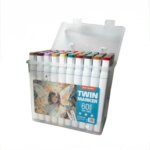 un coffret de 60 marqueurs à alcool Art Walker Twin Marker. Les marqueurs, aux corps blancs et capuchons colorés, sont soigneusement rangés à la verticale dans une boîte en plastique transparent munie d'un couvercle ouvert.