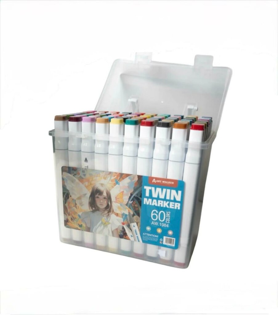 un coffret de 60 marqueurs à alcool Art Walker Twin Marker. Les marqueurs, aux corps blancs et capuchons colorés, sont soigneusement rangés à la verticale dans une boîte en plastique transparent munie d'un couvercle ouvert.