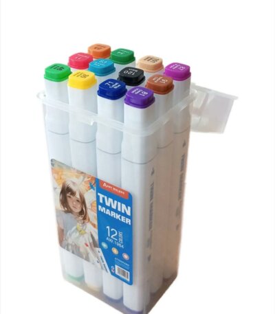 Les feutres sont rangés verticalement dans un boîtier en plastique transparent rigide avec un couvercle à charnière.