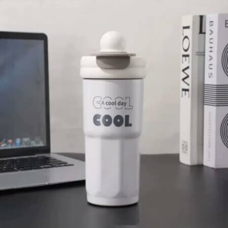 Ce gobelet est un tumbler isotherme de 550 ml (modèle 2256), conçu pour maintenir les boissons au chaud ou au froid pendant environ 1 à 6 heures