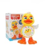 Un jouet en forme de canard jaune avec un bec et des pattes orange, présenté devant sa boîte. La boîte porte l’inscription « Dancing Duck ». Le canard a des ailes argentées et un ventre rond décoré d’une image de petit caneton et de notes de musique.