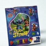 Boîte de puzzle bleue et rose illustrant Stitch et Angel dans un jardin fleuri, 100 pièces, avec mention livre de coloriage gratuit.