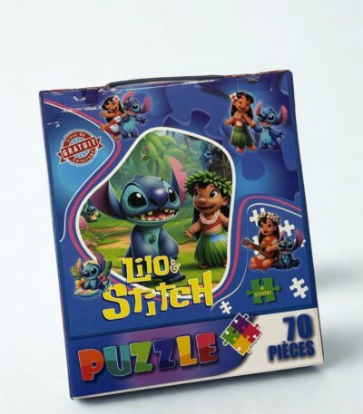 Boîte de puzzle bleue et rose illustrant Stitch et Angel dans un jardin fleuri, 100 pièces, avec mention livre de coloriage gratuit.