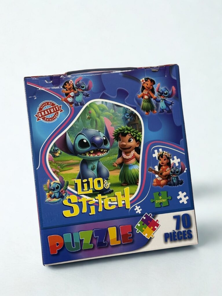 Boîte de puzzle bleue et rose illustrant Stitch et Angel dans un jardin fleuri, 100 pièces, avec mention livre de coloriage gratuit.