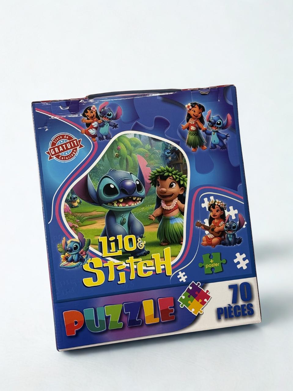 Puzzle Stitch et Angel - 100 Pièces Boîte de puzzle bleue et rose illustrant Stitch et Angel dans un jardin fleuri, 100 pièces, avec mention livre de coloriage gratuit.