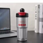 Cette gourde est un tumbler isotherme conçu pour maintenir la température des boissons chaudes ou froides