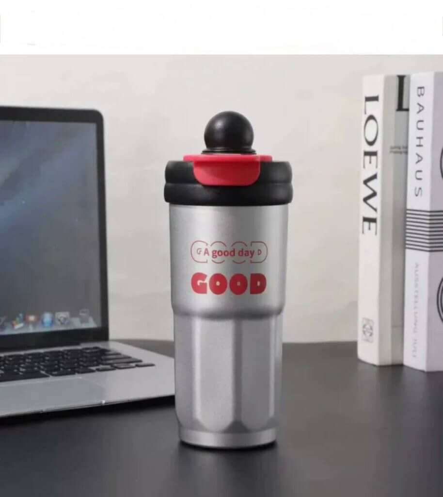 Cette gourde est un tumbler isotherme conçu pour maintenir la température des boissons chaudes ou froides