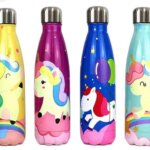 Une série de quatre bouteilles isothermes colorées en acier inoxydable avec des motifs de licornes, d'arcs-en-ciel et de ballons, sur fond blanc.