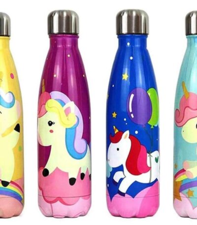 Une série de quatre bouteilles isothermes colorées en acier inoxydable avec des motifs de licornes, d'arcs-en-ciel et de ballons, sur fond blanc.