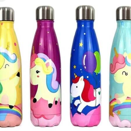 Une série de quatre bouteilles isothermes colorées en acier inoxydable avec des motifs de licornes, d'arcs-en-ciel et de ballons, sur fond blanc.