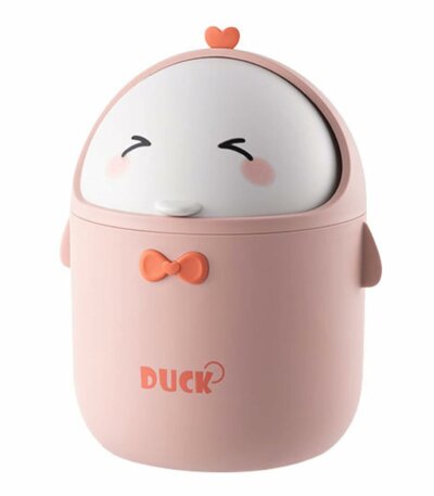 Petite poubelle de bureau kawaii rose en forme de canard avec nœud papillon et couvercle pivotant.