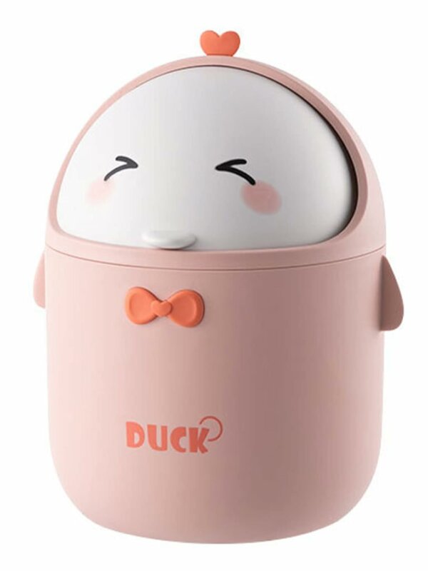 Petite poubelle de bureau kawaii rose en forme de canard avec nœud papillon et couvercle pivotant.