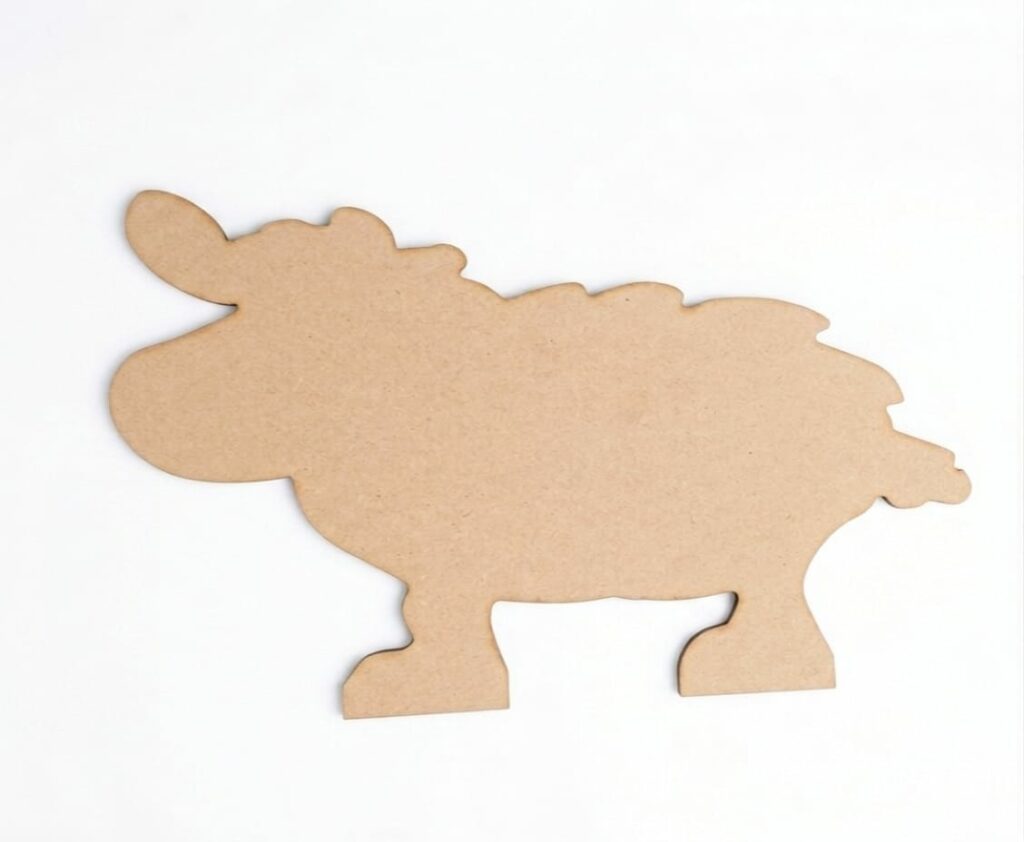 Cette forme découpée en bois MDF (médium) représente un mouton (ou un agneau) avec un aspect très stylisé et tout en rondeurs. C'est un support brut idéal pour faire le lien avec les pompons et les yeux mobiles que nous avons vus précédemment ! Idées de décoration pour ce support : Le mouton à pompons : C'est l'activité parfaite. Appliquez de la colle sur tout le corps et recouvrez-le de pompons blancs ou pailletés pour simuler la laine. Personnalisation : Utilisez les yeux mobiles pour lui donner un regard rigolo. Vous pouvez peindre la tête et les pattes en noir ou en beige avec de la peinture acrylique. Texture mixte : Vous pouvez aussi coller du coton, de la laine bouclée ou même de la feutrine pour varier les textures. Caractéristiques techniques : Matière : Bois MDF, apprécié pour sa surface lisse qui ne nécessite pas de ponçage et qui absorbe bien la peinture et la colle. Usage : Décoration de chambre d'enfant, suspension murale ou activité manuelle de Pâques.