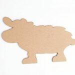 Cette forme découpée en bois MDF (médium) représente un mouton (ou un agneau) avec un aspect très stylisé et tout en rondeurs. C'est un support brut idéal pour faire le lien avec les pompons et les yeux mobiles que nous avons vus précédemment ! Idées de décoration pour ce support : Le mouton à pompons : C'est l'activité parfaite. Appliquez de la colle sur tout le corps et recouvrez-le de pompons blancs ou pailletés pour simuler la laine. Personnalisation : Utilisez les yeux mobiles pour lui donner un regard rigolo. Vous pouvez peindre la tête et les pattes en noir ou en beige avec de la peinture acrylique. Texture mixte : Vous pouvez aussi coller du coton, de la laine bouclée ou même de la feutrine pour varier les textures. Caractéristiques techniques : Matière : Bois MDF, apprécié pour sa surface lisse qui ne nécessite pas de ponçage et qui absorbe bien la peinture et la colle. Usage : Décoration de chambre d'enfant, suspension murale ou activité manuelle de Pâques.