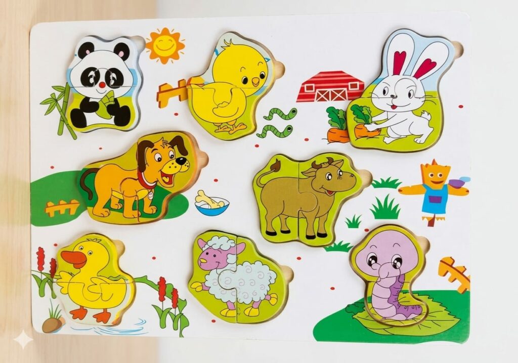 Il s'agit d'un plateau représentant une ferme avec 8 animaux différents, chacun divisé en deux pièces : Animaux inclus : Un panda, un poussin, un lapin, un chien, une vache, un canard, un mouton et un ver de terre (ou une chenille). Détails ludiques : Le décor comprend des éléments classiques comme une grange rouge, un épouvantail, un soleil et des petites carottes pour le lapin. Ce type de jouet éducatif aide les tout-petits à apprendre le nom des animaux tout en s'amusant à assembler les paires.