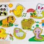 Il s'agit d'un plateau représentant une ferme avec 8 animaux différents, chacun divisé en deux pièces : Animaux inclus : Un panda, un poussin, un lapin, un chien, une vache, un canard, un mouton et un ver de terre (ou une chenille). Détails ludiques : Le décor comprend des éléments classiques comme une grange rouge, un épouvantail, un soleil et des petites carottes pour le lapin. Ce type de jouet éducatif aide les tout-petits à apprendre le nom des animaux tout en s'amusant à assembler les paires.