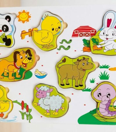 Il s'agit d'un plateau représentant une ferme avec 8 animaux différents, chacun divisé en deux pièces : Animaux inclus : Un panda, un poussin, un lapin, un chien, une vache, un canard, un mouton et un ver de terre (ou une chenille). Détails ludiques : Le décor comprend des éléments classiques comme une grange rouge, un épouvantail, un soleil et des petites carottes pour le lapin. Ce type de jouet éducatif aide les tout-petits à apprendre le nom des animaux tout en s'amusant à assembler les paires.