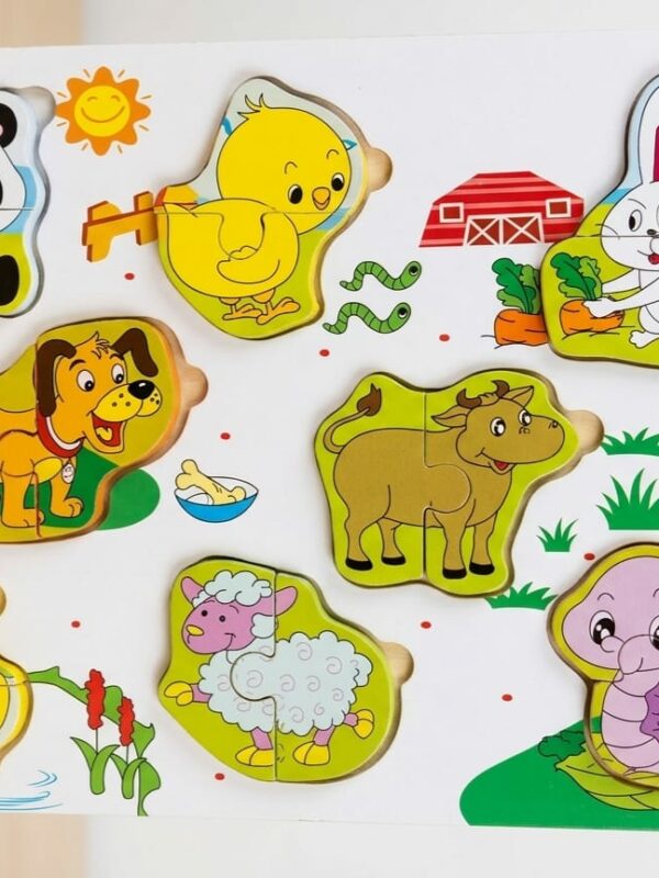 Il s'agit d'un plateau représentant une ferme avec 8 animaux différents, chacun divisé en deux pièces : Animaux inclus : Un panda, un poussin, un lapin, un chien, une vache, un canard, un mouton et un ver de terre (ou une chenille). Détails ludiques : Le décor comprend des éléments classiques comme une grange rouge, un épouvantail, un soleil et des petites carottes pour le lapin. Ce type de jouet éducatif aide les tout-petits à apprendre le nom des animaux tout en s'amusant à assembler les paires.