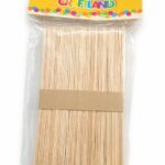 Ce sachet contient des bâtonnets en bois (souvent appelés "bâtonnets de glace" ou "popsicle sticks") de la marque Craftland. C'est la base parfaite pour construire des structures ou créer des personnages.