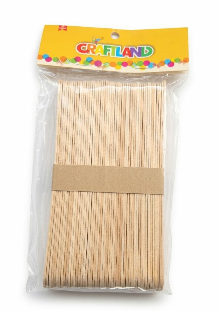 Ce sachet contient des bâtonnets en bois (souvent appelés "bâtonnets de glace" ou "popsicle sticks") de la marque Craftland. C'est la base parfaite pour construire des structures ou créer des personnages.