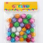 Composition : Ils sont généralement faits de fibres de polyester ou de polypropylène entremêlées de fils métallisés (tinsel) qui leur donnent cet aspect brillant et piquant. Utilisations : Parfaits pour la fabrication de jouets, de guirlandes, de décorations de Noël ou pour agrémenter des projets de scrapbooking. Ils sont aussi souvent utilisés comme jouets interactifs pour chats. Activités éducatives : Ils sont très appréciés dans les activités d'inspiration Montessori pour le tri des couleurs ou le développement de la motricité fine chez les jeunes enfants.