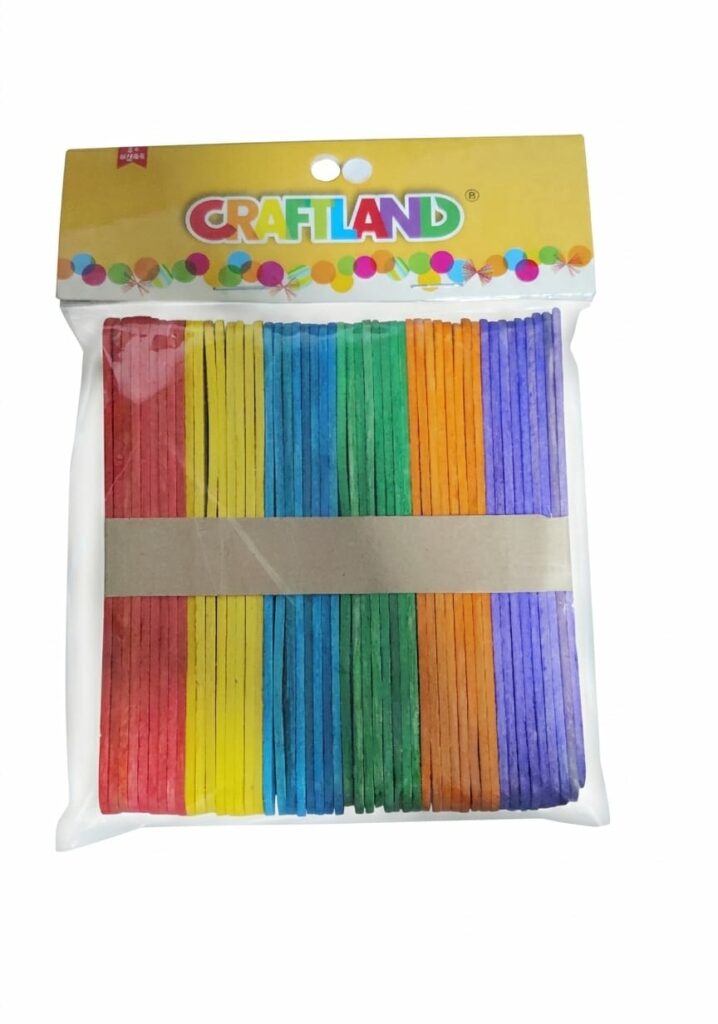 un paquet de bâtonnets en bois colorés de la marque Craftland, conçus pour les loisirs créatifs. Type de produit : Bâtonnets de bois de bricolage (popsicle sticks). Caractéristiques : Multicolores (rouge, jaune, bleu, vert, orange, violet). Usage : Idéal pour les projets d'artisanat pour enfants, la décoration et les activités éducatives. Matériau : Bois.
