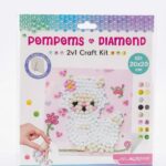 Ce kit spécifique, de format 20x20 cm, est conçu comme un ensemble "2 en 1" incluant un support pour exposer la création une fois terminée.