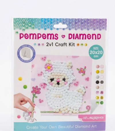 Ce kit spécifique, de format 20x20 cm, est conçu comme un ensemble "2 en 1" incluant un support pour exposer la création une fois terminée.