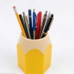 Un pot à crayons original en forme de pointe de crayon géant taillé