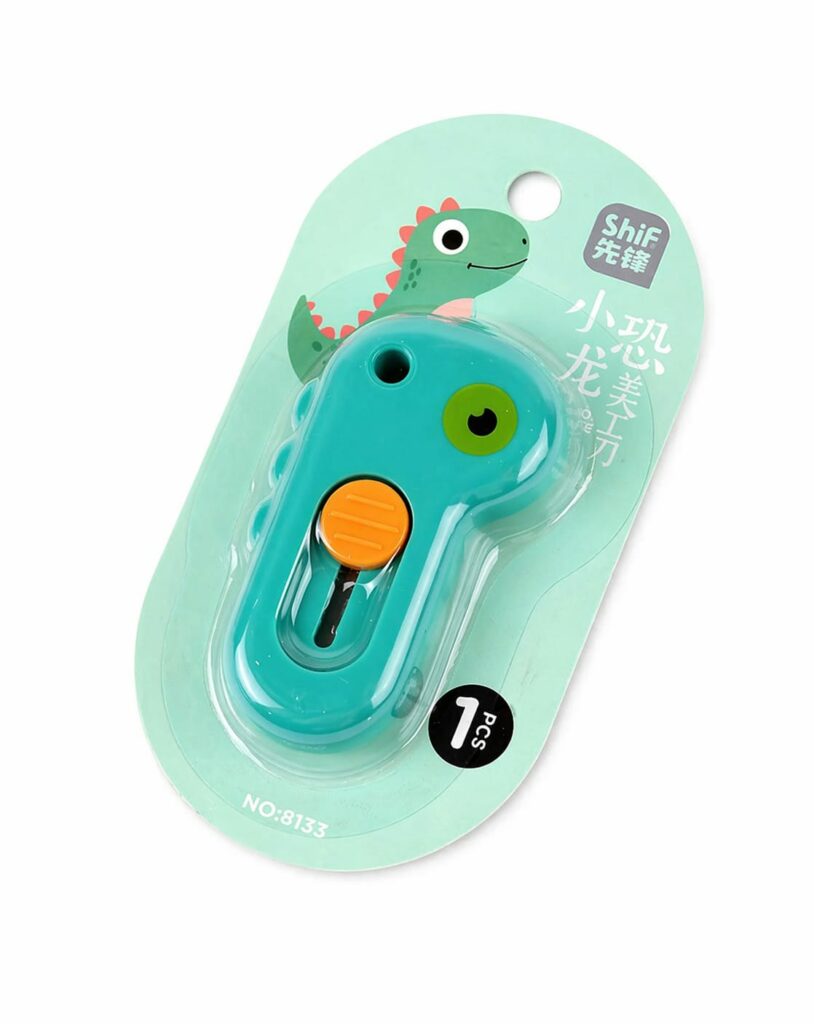 Mini cutter en forme de dinosaure avec lame en acier allié SK5 haute résistance et système de rétraction automatique, disponible en plusieurs coloris pour la papeterie et la maison.