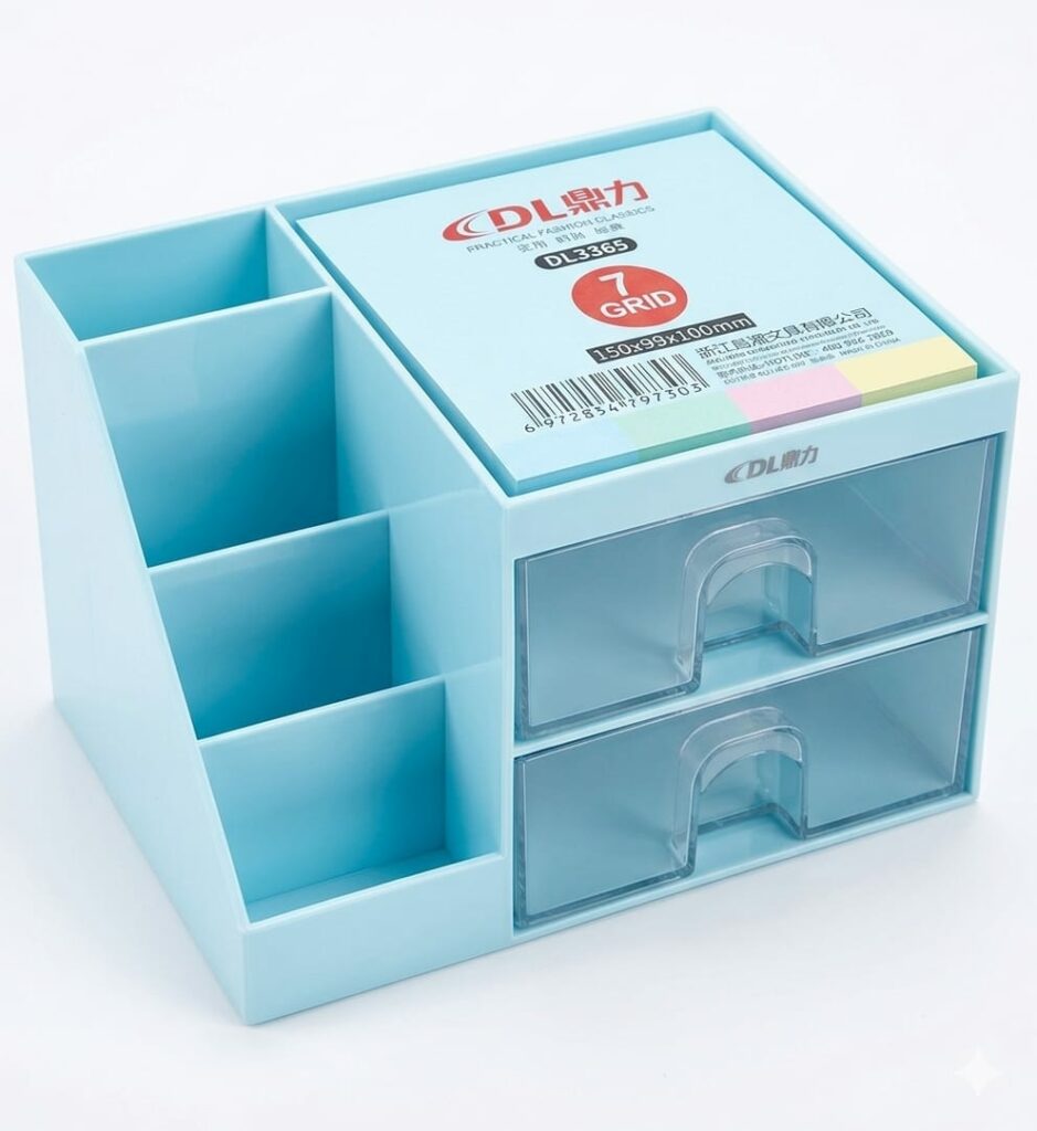 Organisateur de bureau en plastique bleu clair avec plusieurs compartiments ouverts et deux tiroirs transparents pour ranger stylos et accessoires