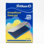 Tampon encreur bleu Pelikan avec boîtier en métal ouvert, format 7 x 11 cm pour usage bureautique