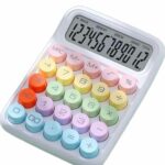 Calculatrice esthétique à touches rondes colorées de type clavier mécanique sur un châssis blanc épuré, affichant une série de chiffres sur un écran LCD clair.