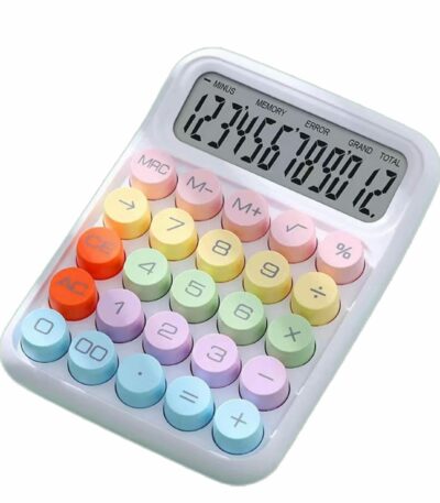 Calculatrice esthétique à touches rondes colorées de type clavier mécanique sur un châssis blanc épuré, affichant une série de chiffres sur un écran LCD clair.
