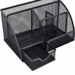 Organisateur de bureau noir en grillage métallique comprenant plusieurs compartiments verticaux pour le courrier, des pots à crayons, un espace pour notes adhésives et un petit tiroir coulissant rempli d'élastiques.